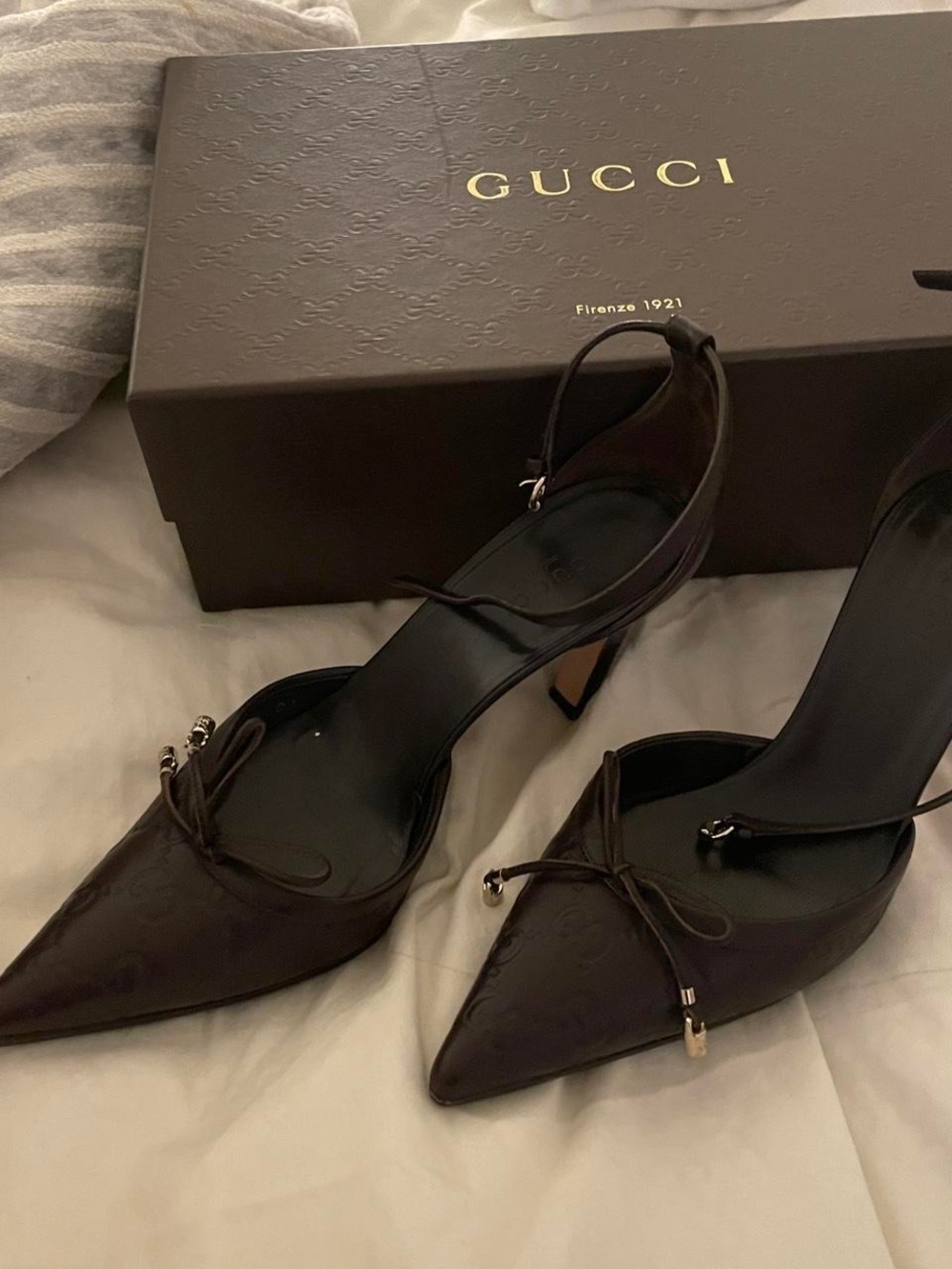 2000s vintGucci Women's Dark Brown Embossed Leather Pointed-Toe Ankle-Strap Heel - Picture 3 of 3